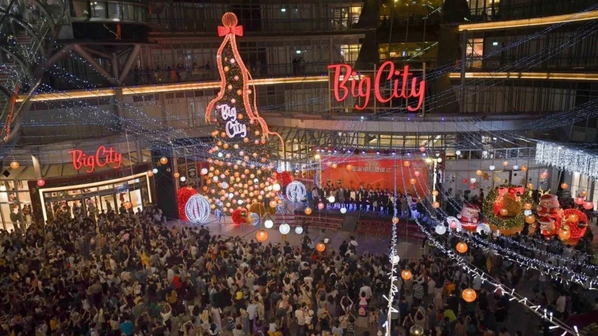 新竹巨城15公尺高耶誕樹今晚點燈 周年慶12月開跑