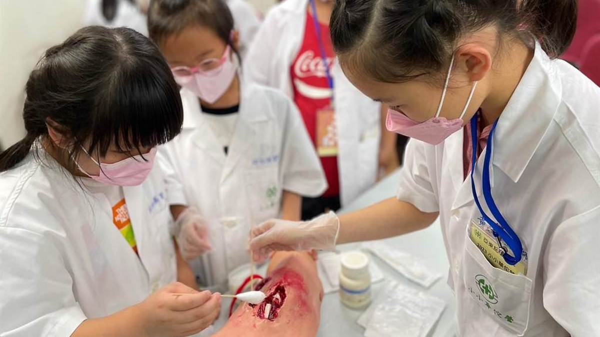 亞東醫院小小華佗營回歸 學童體驗問診啟發對醫學熱愛