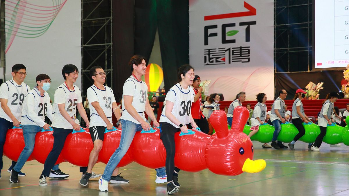 遠傳重視員工溝通與參與，打造零距離職場文化，營造樂業職場氣氛。