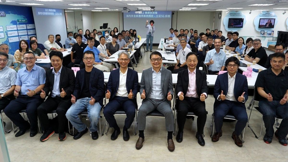 台灣雲協Beyond 5G SIG 研討會，總召集人曾詩淵 (圖前排右四 / 遠傳電信提供) 出席致詞。