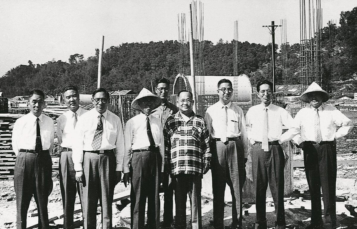 The No. 1 kiln was finished and commenced production with an annual capacity of 200,000 tons. The first batch was used to build the famous Chunghua Market in downtown Taipei. 