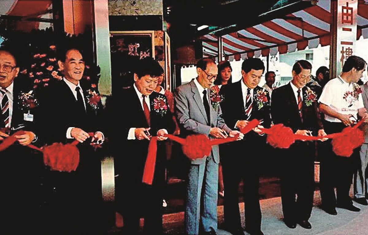 A Mart Ching Mei store opens for business – the Group’s first hyper.