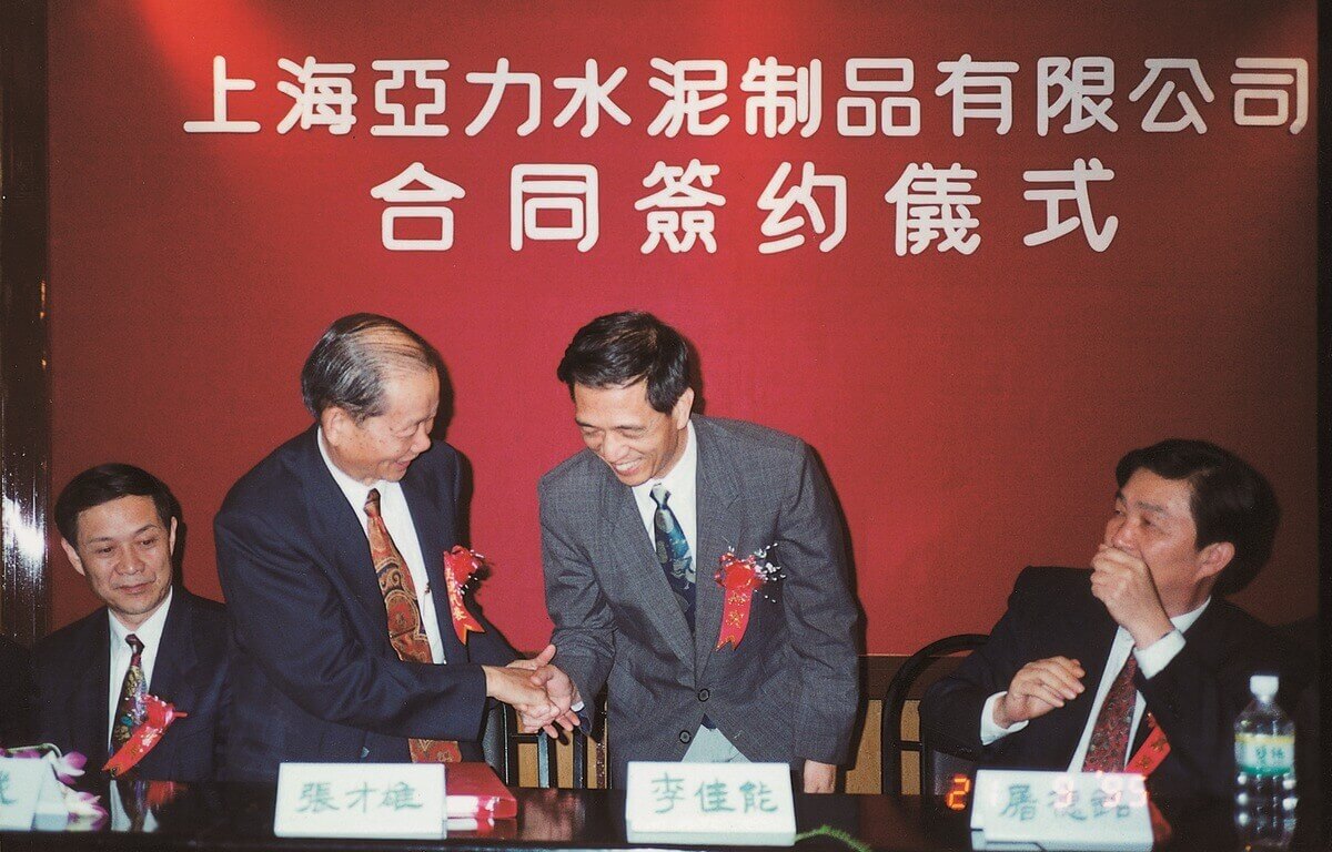 Became the first Taiwanese company to invest in China’s cement industry, establishing Shanghai Yali Concrete Ltd. Plant construction was finished and production commenced in 1997.
