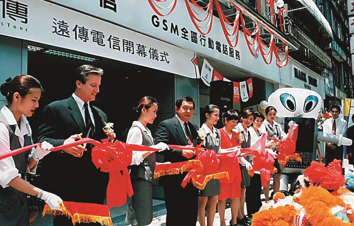 正式開台營業，推出全球第一個 GSM900/1800雙頻系統