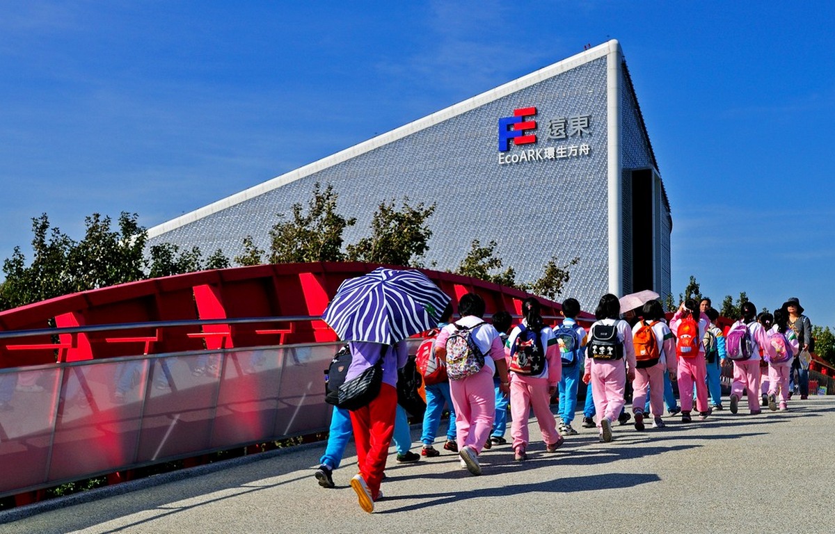 協辦「2010年臺北國際花卉博覽會」，打造全球首座寶特瓶建築EcoARK《遠東環生方舟》