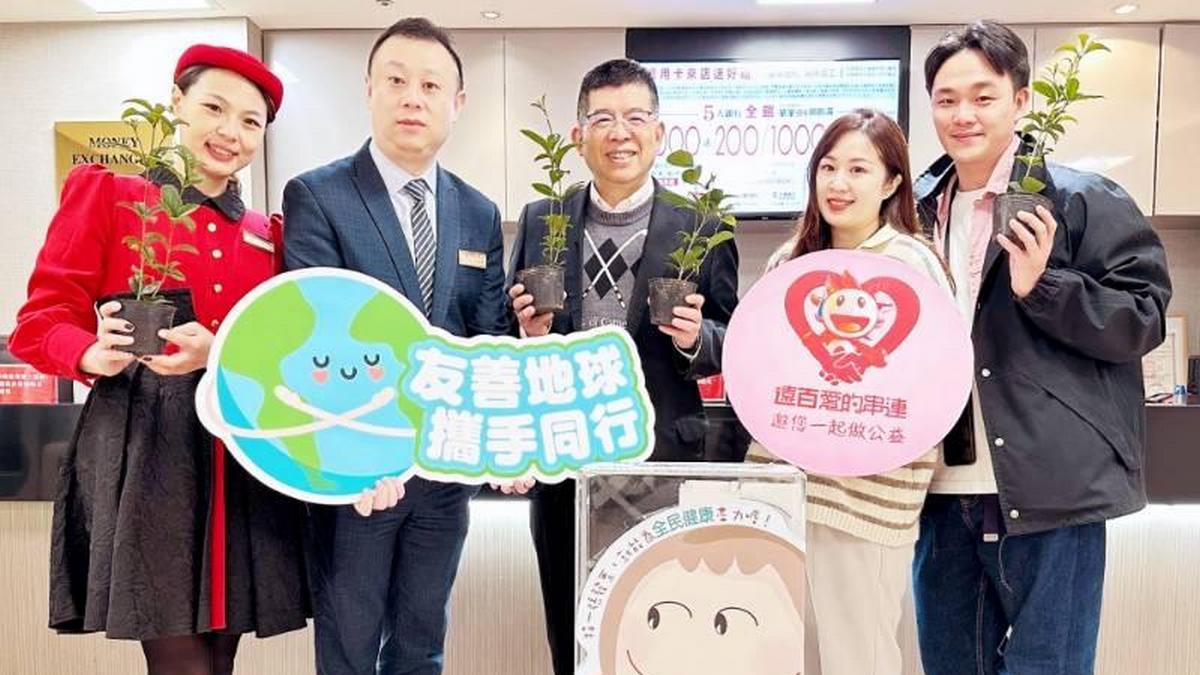 響應植樹月「一起集點樹」　桃園遠百攜手肝病防治基金會舉行「森森不息」捐發票贈樹苗