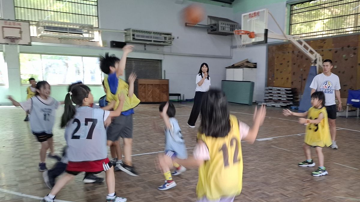 亞東科大用籃球點燃希望—USR小學生弱勢基礎籃球營圓滿落幕