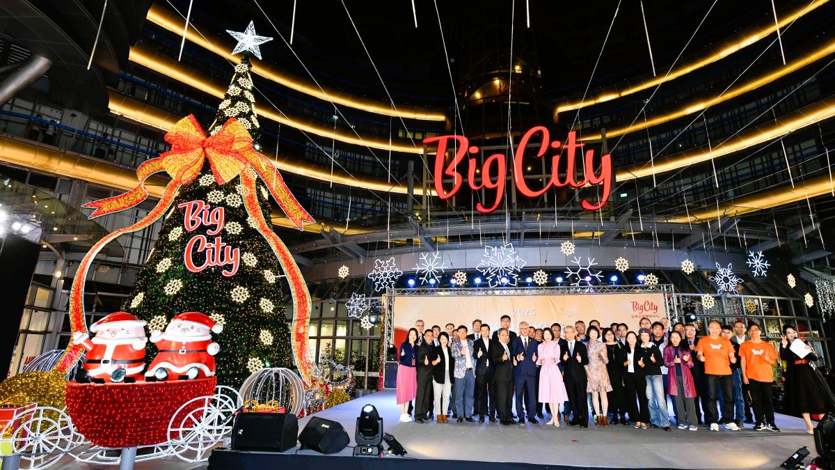 遠東巨城點亮聖誕  台灣之光舞台發光
