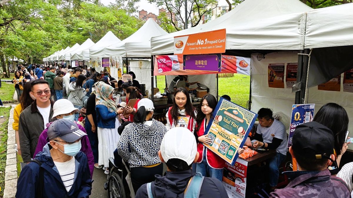遠傳優質網路應援開齋節、潑水節  設置服務諮詢攤位  限量送小禮物