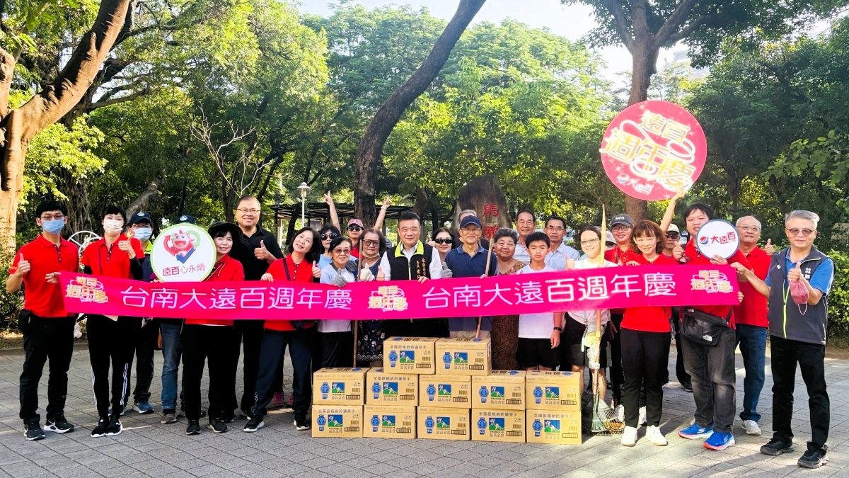 台南大遠百「一日志工」贈礦泉水致敬揮汗里民志工